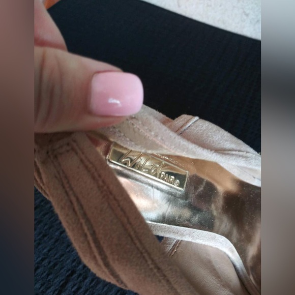 Wild pair beige platform shoes with flowers and golden details. Size 6.5 - Picture 11 of 13